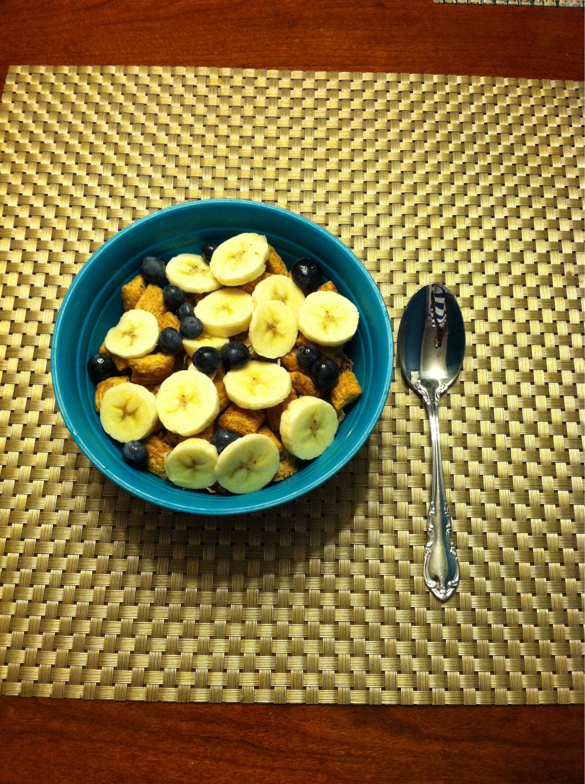 Here's what I like to have before bed. (A bowl of mixed cereals with