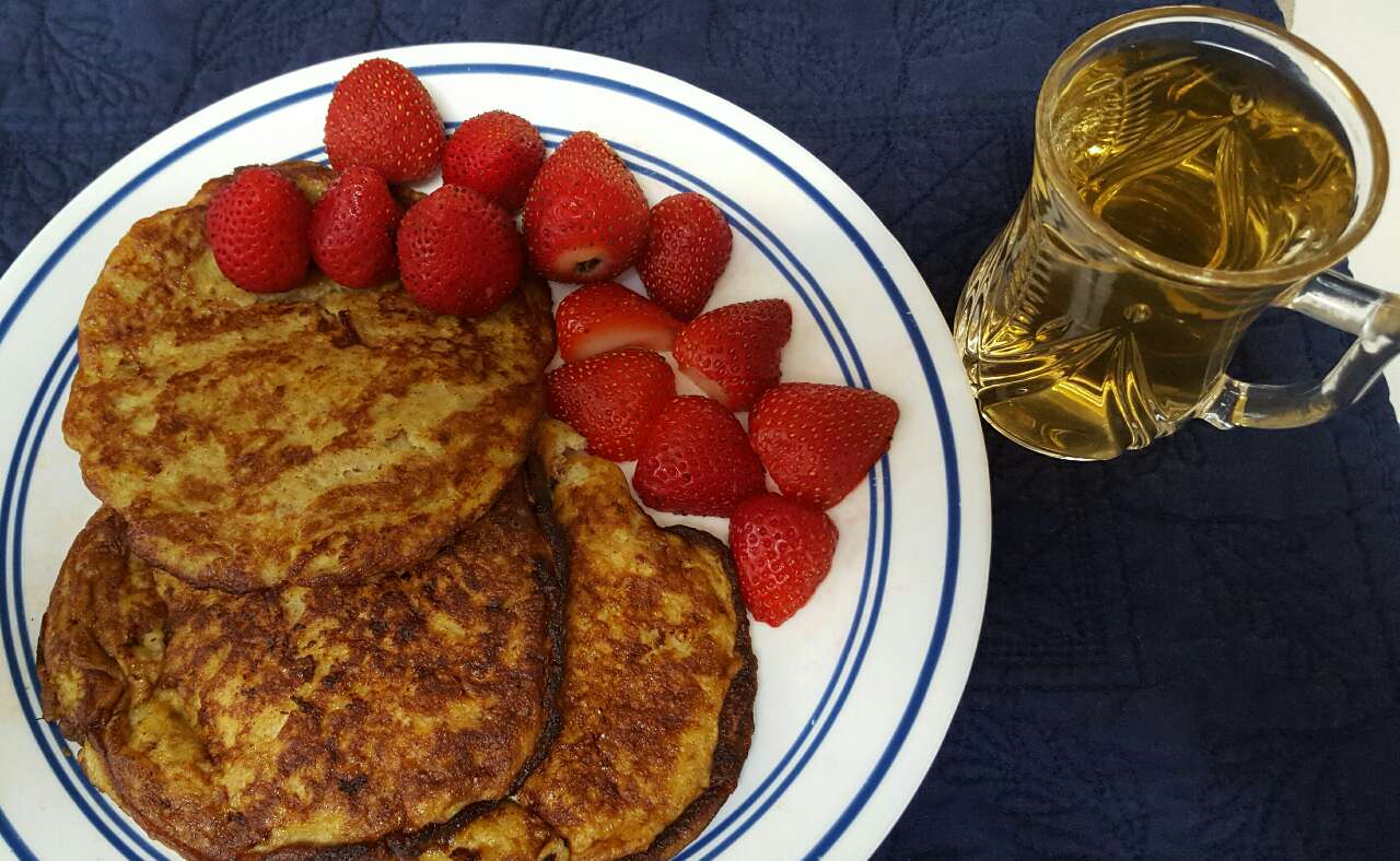 Flour less pancakes 2 eggs, 2 bananas, pinch of cinnamon, salt and