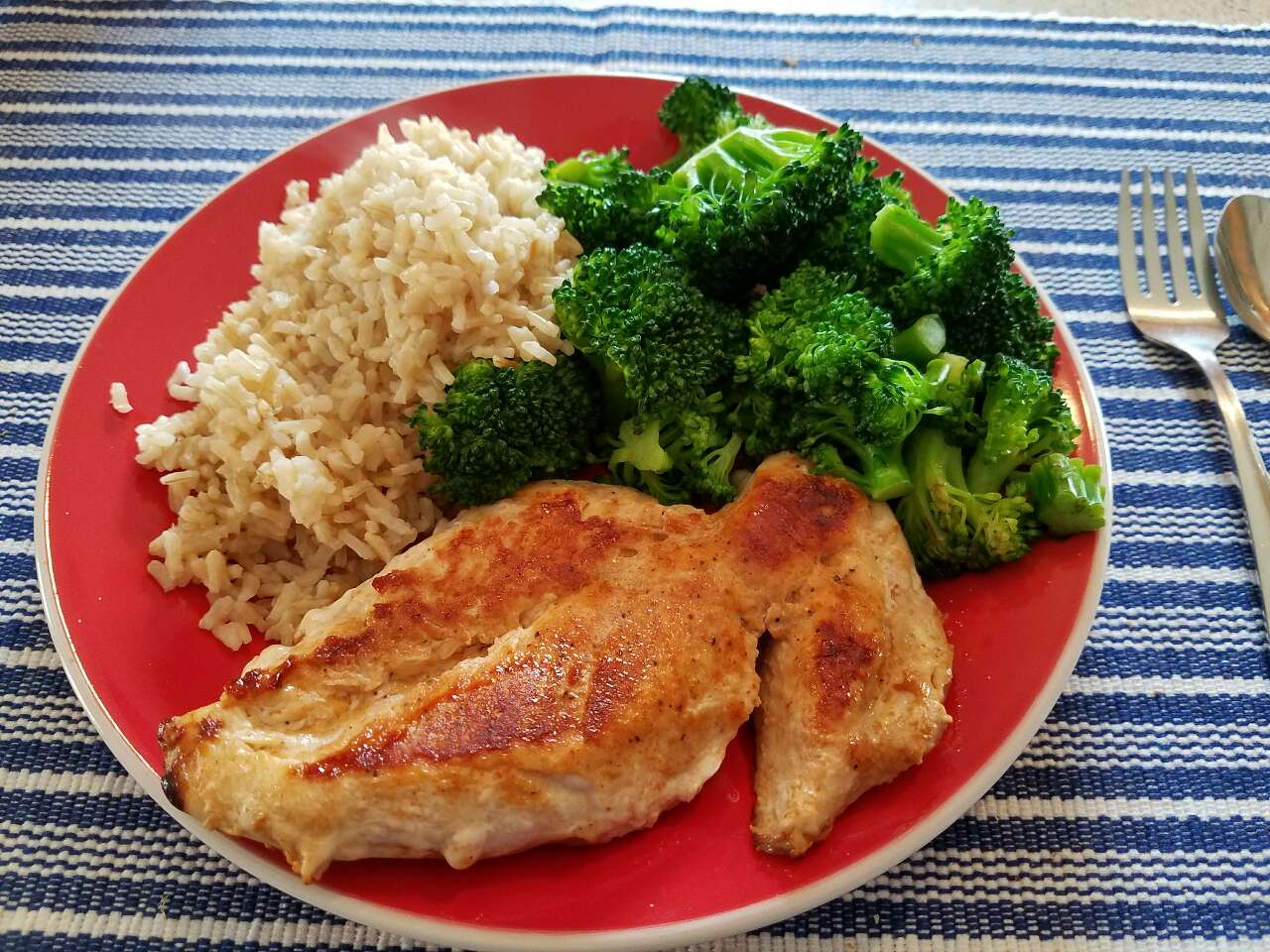 dinner is served! chicken, broccoli and brown rice. Fooducate Diet