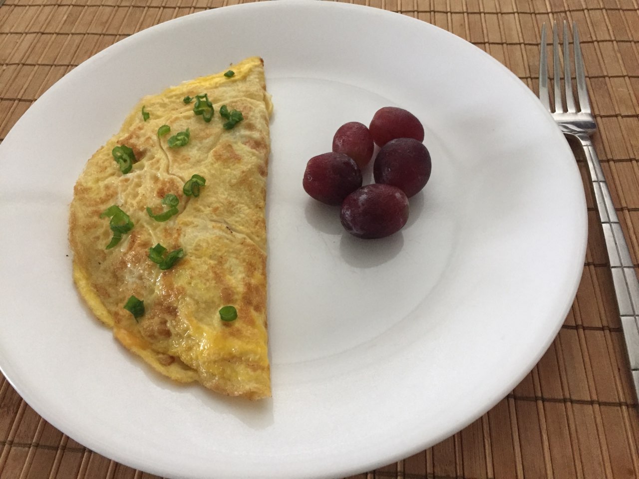 Breakfast 1 egg tortilla with onion, ham, tomato and 1 cheese slice. As