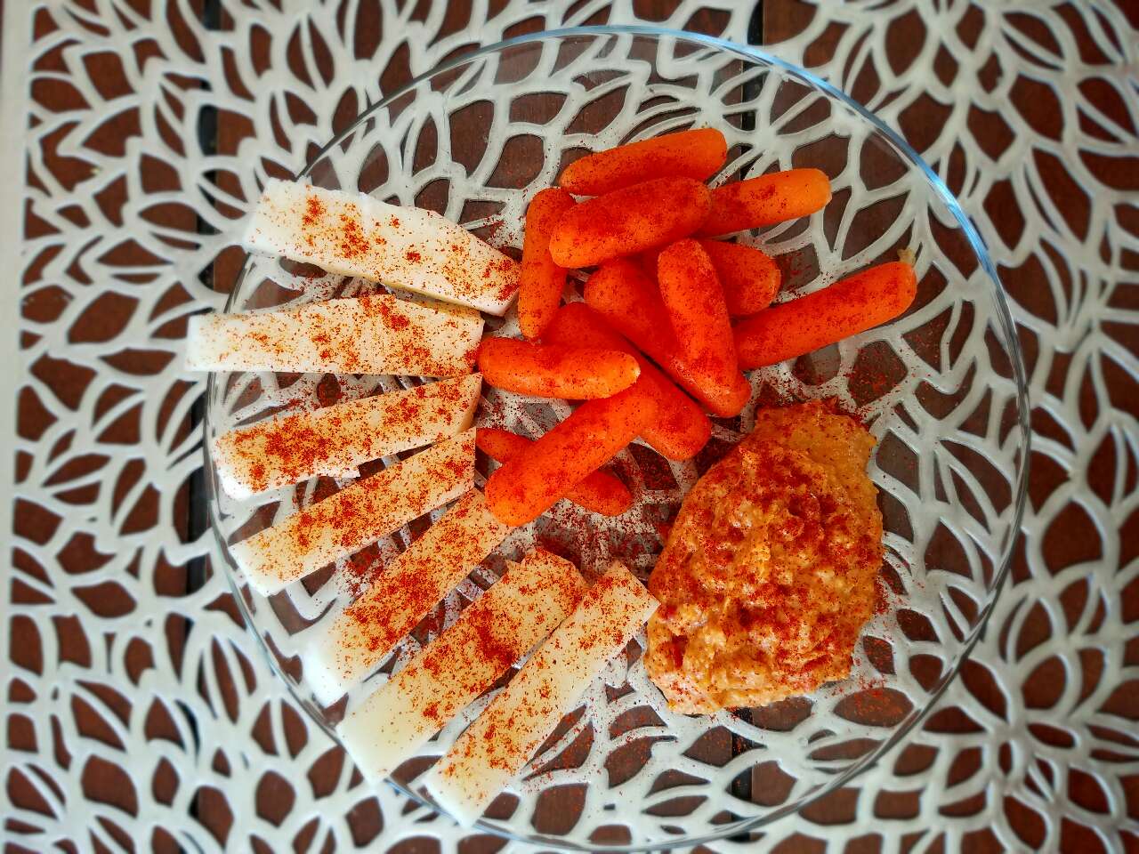 post workout snack jicama, baby carrots, hummus and cayenne pepper 💋🌶