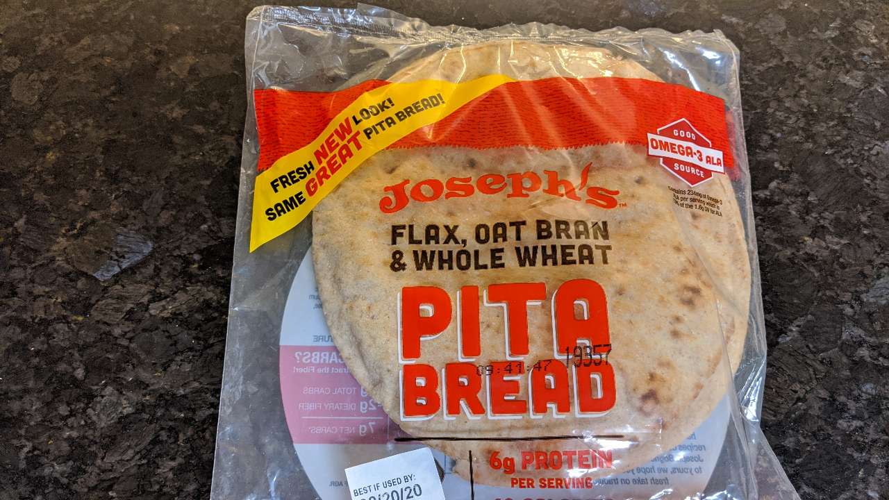 I made a very simple pita bread pizza for dinner tonight tomato sauce