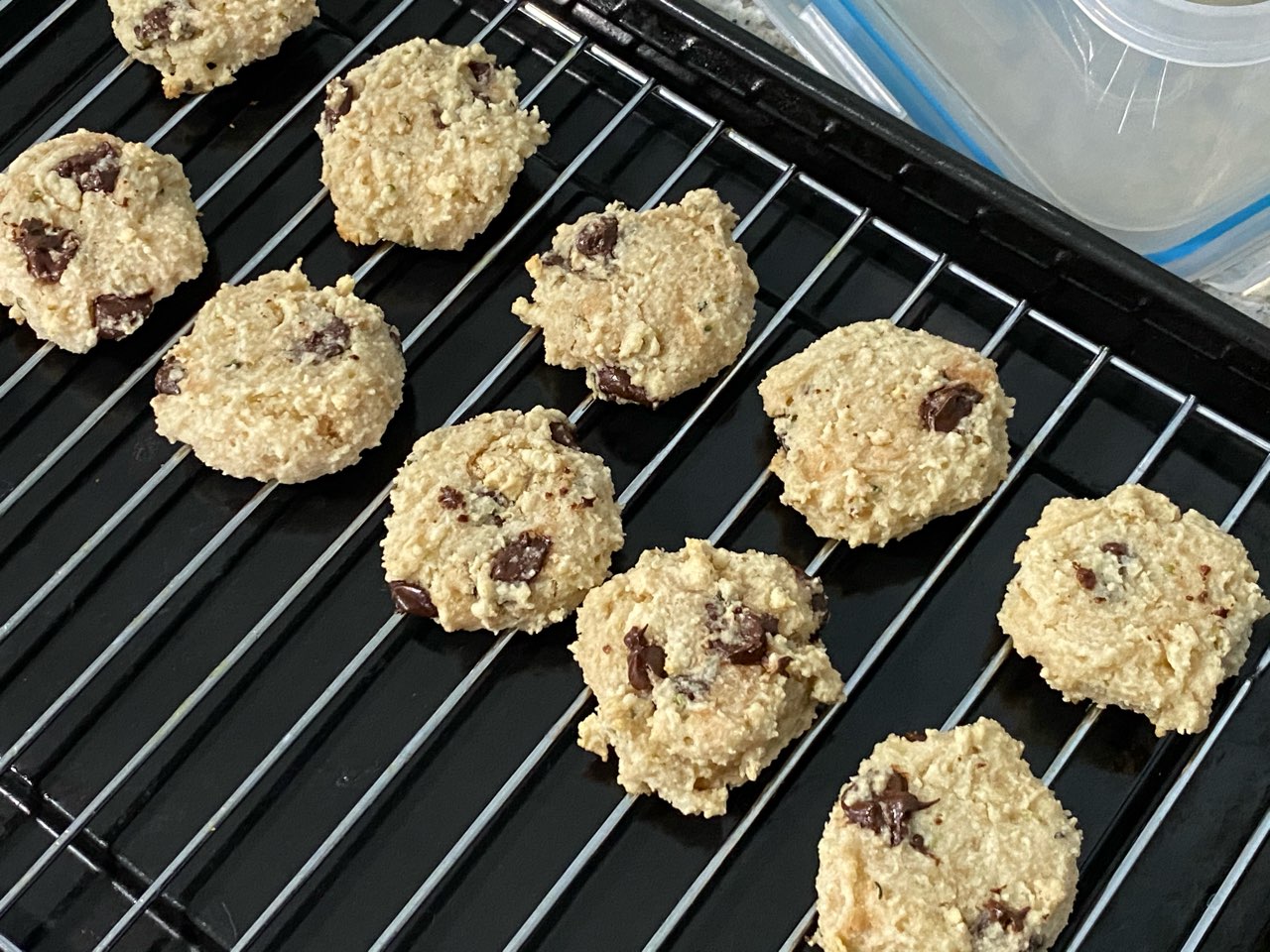 Healthy Chocolate chip cookies Almond flour, tapioca flour, vegan chocolate chips, maple syrup