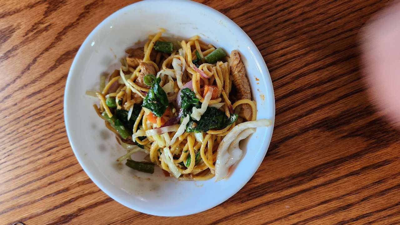 Rice noodles, chicken, spinach, cabbage, red onions, and mushrooms soy