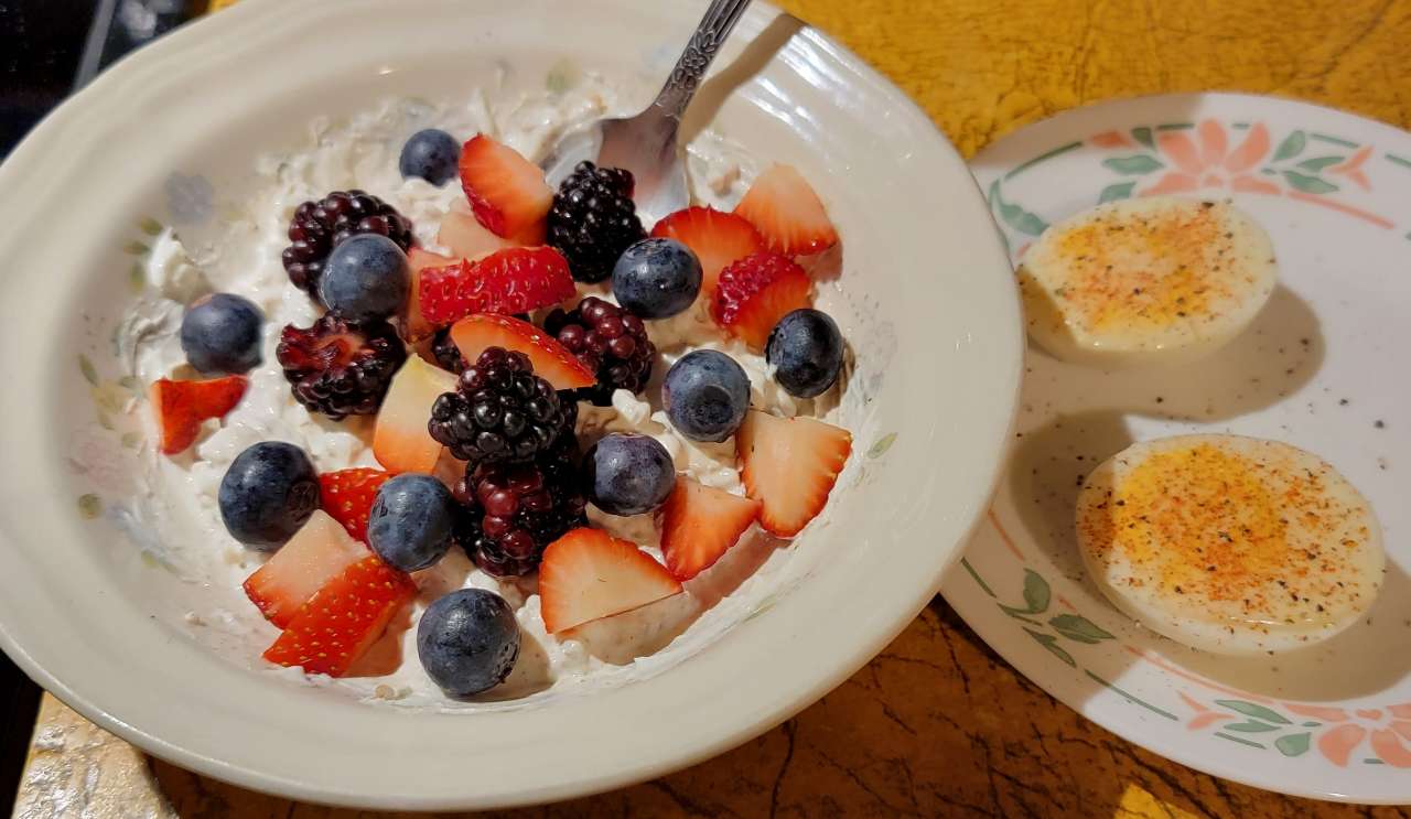 Lunch today is a half serving of Cabot Greek Yogurt with a half serving